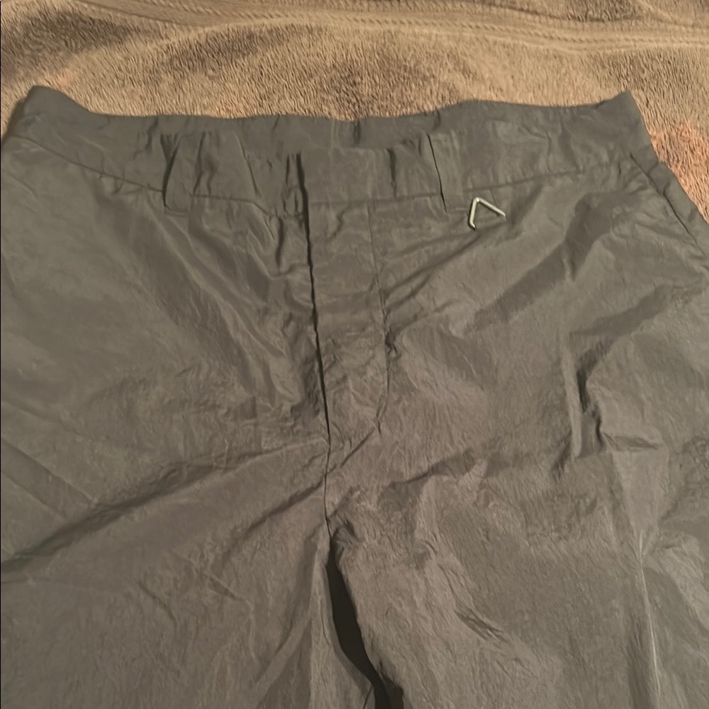Zara. Black parachute pants with cargo pant pockets. Size Large